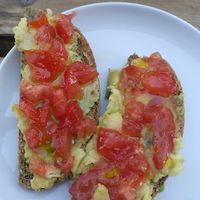 Tostadas de aguacate y tomate at CReeA in Tarragona