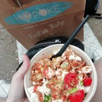 Poke bowl with brown rice, sweet corn, edamame, crunchy onions, tomatoes, Avocado, tofu, Siracha and soy sauce at I Love Poké in Milan