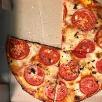 Margherita pizza with vegan cheese. They have a complete pizza menu with many options. at esTACOmo quiere in Puebla