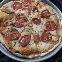 Pizza margherita at esTACOmo quiere in Puebla