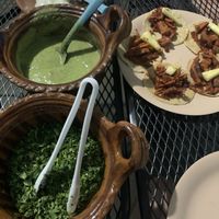 Tacos with toppings at esTACOmo quiere in Puebla
