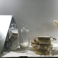 Cotton rounds and brushes at Unpacked Shop in Madrid