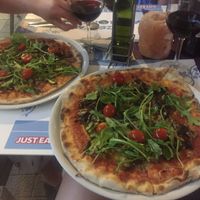 Vegan pizza at Armonia in Mallorca