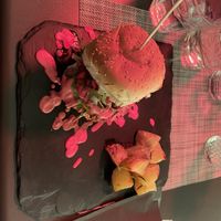 Hamburguesa bien, pequeña y picante pero bien servida. Lo mejor las patatas que le acompañaban. Un poco caro calidad precio .  at Bruscè in Bologna