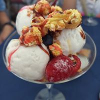 Vanilla ice cream with popcorn and berries at Cielo in Murcia