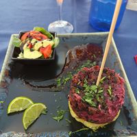 Rösti mit rote Beete und schwarze Bohnen, dazu Salat und eine scharfe Soße at Cielo in Murcia