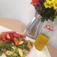 Vegan quiche, super healthy salads and the best mango juice ever at Green City in Aveiro