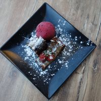 Banana cake with fresh strawberries and strawberry sorbet (all vegan) at Chez Ama in Aix-en-provence