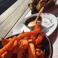 Taco’s « Moroccan style » falafels, sweet potatoes fries & sambalmayo (Vegan) at Coco in De Panne