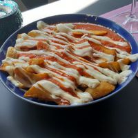 Patatas bravas met een lekkere pittige tomatensaus en uitstekende knoflooksaus. at Coco in De Panne