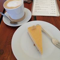 Raw cake und Cappuccino mit Hafermilch at Primesurf Fehmarn in Fehmarn