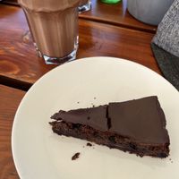 Veganer Schokokuchen und Iced Kakao mit Hafermilch / Vegan Chocolate Cake and iced cocoa with oat milk.  at Primesurf Fehmarn in Fehmarn