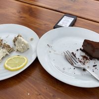 Fast alles vernascht bis uns einfiel ..”Foto machen!” Kokos-Zitrone und Schoko 😋 at Primesurf Fehmarn in Fehmarn