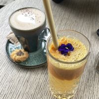 I choose apple, carrot and ginger for the juice. My friend went for the chai latte with oat milk. The drinks were good   at Charlie's in Antwerpen