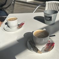 Café con leche de soja. El único sitio que encontramos con opciones y pone “dog friendly”. El camarero muy agradable  at Lusitania Cafe in Ferrol