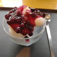 Soft ice cream with blueberry jam topping at OOH Breado - Sangdo-dong - 우부래도 상도점 in Seoul