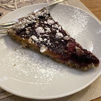 Crostata vegana con lamponi e frutta secca  at Naama Cafè in Bologna