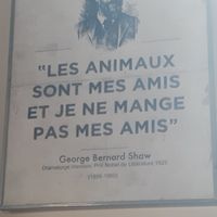 Das Motto der freundlichen, vegan lebenden  Besitzer. at Psychédélice in Saint-julien-en-born