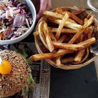 Burger Dragon, frites et Coleslaw at Psychédélice in Saint-julien-en-born