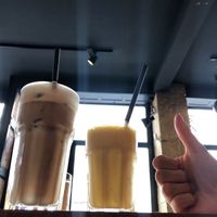 Large iced soy latte - Small mango dream - thumbs up at Elbsalon in Dresden