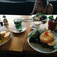 Veggie Caprese Bagle, vegan cappuccino and fresh handmade smoothie at Elbsalon in Dresden