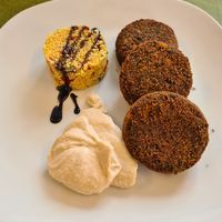 Artischocken medallions mit Couscous und Hummus für 10,50 € at Arte-Gaia in Gran Canaria