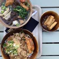 Noodle soep (boven) noodles (onder) springrolls/loempia’s (rechts)  at Liu Lin in Brussels