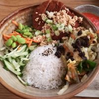 Chicken bowl at Liu Lin in Brussels