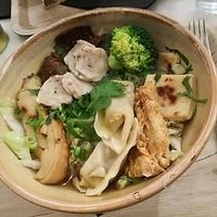 Noodle soup 15e : raviolis, plusieurs "viandes", "crevette", tofu, brocolis... citronnelle et coriandre at Liu Lin in Brussels