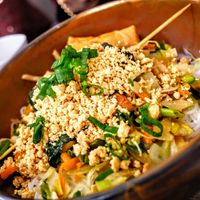 Crispy chicken bowl at Liu Lin in Brussels