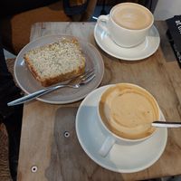 Goeie koffie met vegan limoncake. Lekker die maanzaatjes 😍 at 30ml Leidsche Rijn in Utrecht