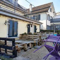 Outdoor seating (in winter, close to busy road) at Mama Persia in Rueschlikon