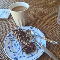 Delicious moist banan cykel with chocolate frosting, and coffee with oatly barista at Søster Sidevind in Samso