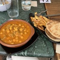 Me pedí los callos veganos y la mini hamburguesa vegana!  at The Breen's Tavern in A Coruna