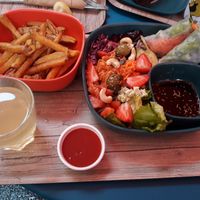 Bowl & fries at L'Ethiquete in Nantes