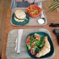 Croissant mit Pesto und "Camembert", Burger mit Linsenpatty und Pommes mit Remoulade at L'Ethiquete in Nantes