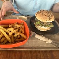 Burger and chips  at L'Ethiquete in Nantes