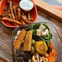 Bowl and fries on the side at L'Ethiquete in Nantes