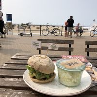 jef avocado met spitskoolsalade  at Jilles in Oostende