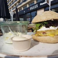 the curry burger with vegan cheeze at Jilles in Oostende