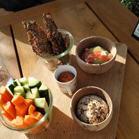 Humus y guacamole con crudites y galletitas caseras at RE Organic in Mallorca