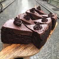 chocolat cake at Wholywood in Paris