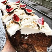 carrot cake at Wholywood in Paris