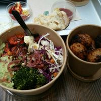 Mama bowl and smoked paprika potatoes at Wholywood in Paris