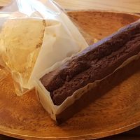 인절미 bun filled with whipped cream (almost gf) and chocolate cake (gf) at April and May 45 꽃피는 4월 밀익는 5월 in Busan