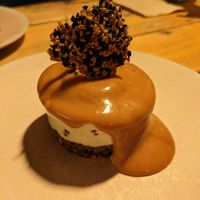 Gâteau au fauxmage, caramel de beurre d'arachide, sésames at O Gambuzino in Lisbon