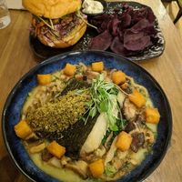 BBQ-Burger und Xerem at O Gambuzino in Lisbon