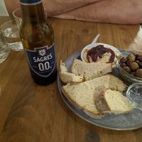 Hummus und Oliven at O Gambuzino in Lisbon