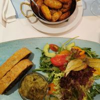 Quinoa-Gemüse-Strudel mit Rosmarin-Kartoffelspalten und Avocado-Tomaten-Dip at Schröders at Kurhaus am Inselsee in Guestrow