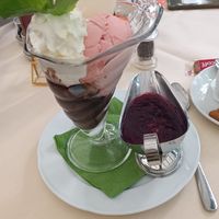 Heiße Liebe mit Schoko- und Erdbeereis, veganer Schlagsahne und heißen Himbeeren at Schröders at Kurhaus am Inselsee in Guestrow